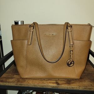 Michael Kors Jet Set Zip Top tote